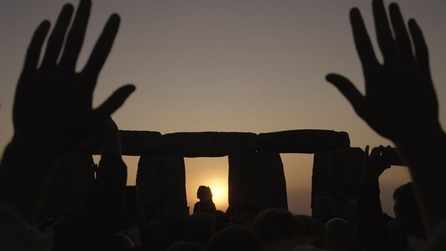 KELOMPOK sekte pemuja matahari ikut merayakan festival musim panas di Stonehenge Inggris. (AP PHOTO)