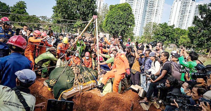 PROSES pemakaman Muhammad Fajri (27) yang melibatkan BASARNAS dan Damkar dibantu dengan Forklif. (Foto: A.Prasetia/detikcom)
