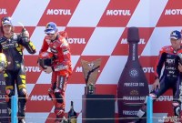 Francesco Bagnaia menutup balapan paruh musim pertama dengan menjuarai seri MotoGP Belanda di sirkuit Assen, Minggu (25/6/2023). Diikuti Marco Bezzecchi di posisi dua dan Aleix Espargaro di posisi ketiga. (capture NontonGP.LOL)