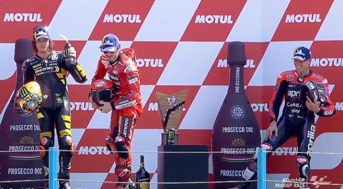 Francesco Bagnaia menutup balapan paruh musim pertama dengan menjuarai seri MotoGP Belanda di sirkuit Assen, Minggu (25/6/2023). Diikuti Marco Bezzecchi di posisi dua dan Aleix Espargaro di posisi ketiga. (capture NontonGP.LOL)