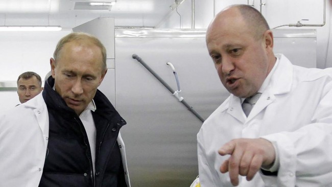 Presiden Vladimir Putin dan Pendiri Wagner Group Yevgeny Prigozhin. (Foto: AFP PHOTO)