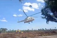 Helikopter jenis MI-8 dengan nomor registrasi EX-08042 berhasil dievakuasi dan terbang ke Bandara Iskandar Pangkalan Bun, Kamis (27/7/2023). (Foto: Istimewa)