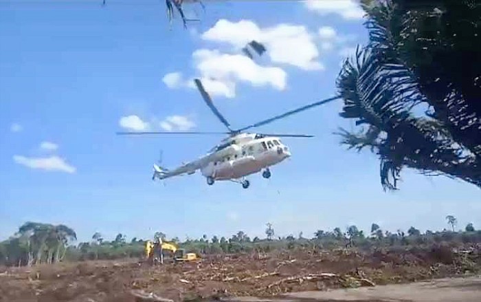 Helikopter jenis MI-8 dengan nomor registrasi EX-08042 berhasil dievakuasi dan terbang ke Bandara Iskandar Pangkalan Bun, Kamis (27/7/2023). (Foto: Istimewa)