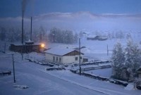 Suasana rumah-rumah warga di desa Oymyakon, Siberia, Rusia yang ditutupi salju lebat. (Foto: Boredpanda.com)
