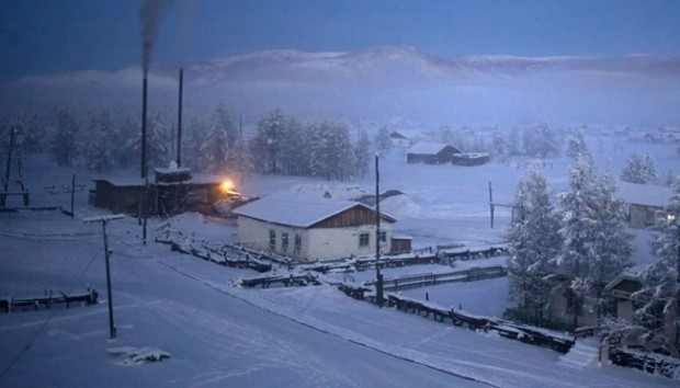 Suasana rumah-rumah warga di desa Oymyakon, Siberia, Rusia yang ditutupi salju lebat. (Foto: Boredpanda.com)