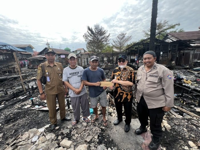 DAPAT BANTUAN, 18 Kepala Keluarga Korban Kebakaran Gang Simpang Pilot