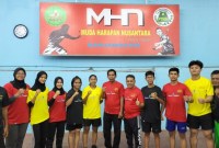FOTO BERSAMA: Ketua Club MHN Table Tennis Banjarmasin H Muhaimin bersama 8 orang atlet pelajar tenis meja asa Kalsel yang siap mengikuti kompetisi nasional di Provinsi Kaltim