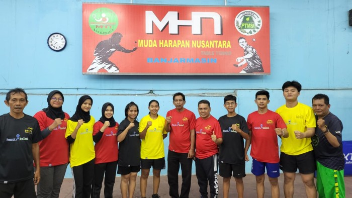 FOTO BERSAMA: Ketua Club MHN Table Tennis Banjarmasin H Muhaimin bersama 8 orang atlet pelajar tenis meja asa Kalsel yang siap mengikuti kompetisi nasional di Provinsi Kaltim
