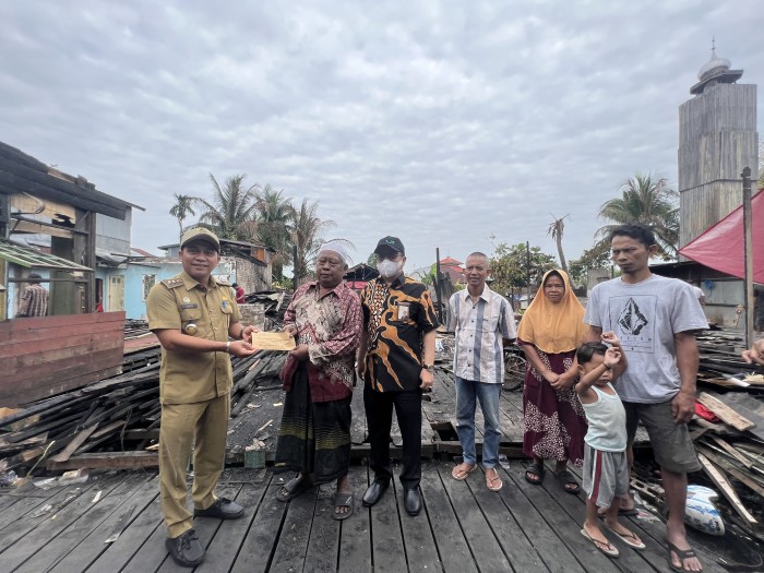 SAMBANGI Warga Gang Indrapura II Korban Kebakaran, UPZ Bank Kalsel Serahkan Bantuan