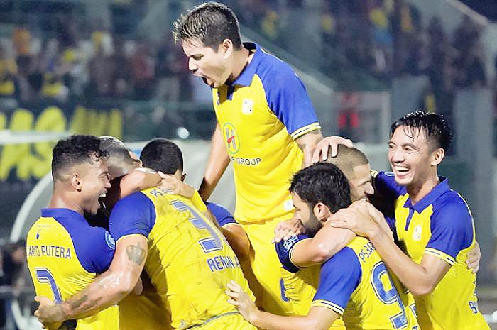 Para pemain Barito Putera saat melakukan selebrasi seusai mencetak gol ke gawang Persita Tangerang di Stadion Demang Lehman, Martapura, Kalimatan Selatan, Minggu (2/7/2023). (Foto: IG/Barito Putera)