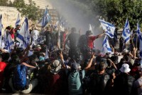 Massa Israel kembali melakukan aksi unjuk rasa di jalan-jalan ibu kota Tel Aviv, jelang pemungutan suara parlemen yang berencana melakukan reformasi peradilan. (Foto: REUTERS/Ammar Awad)