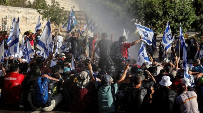Massa Israel kembali melakukan aksi unjuk rasa di jalan-jalan ibu kota Tel Aviv, jelang pemungutan suara parlemen yang berencana melakukan reformasi peradilan. (Foto: REUTERS/Ammar Awad)