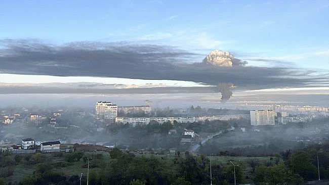 Ukraina menyerang Crimea menggunakan drone yang menyebabkan depot amunisi milik Rusia hancur. (Foto: REUTERS/STRINGER)