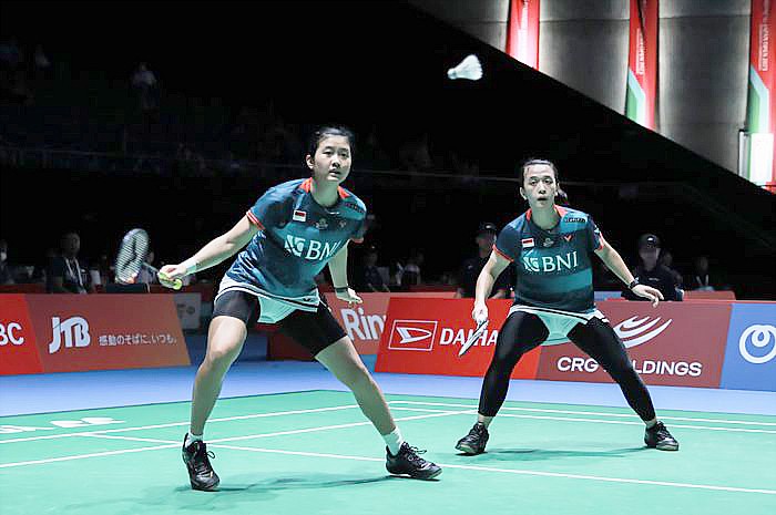 Pasangan ganda putri Indonesia, Febriana Dwi Pujikusuma/Amalia Cahaya Pertiwi melaju ke babak kedua Japan Open 2023 atas pasangan tuan rumah, Mei Sudo/Nao Yamakita dengan skor 21-7 dan 21-13, di Yoyogi National Gymnasium, Rabu (26/7/2023). (PBSI)