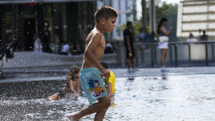 Anak-anak menyejukkan diri di air mancur umum di Milan, Italia, Sabtu, 15 Juli 2023. Suhu mencapai hingga 42 derajat Celcius di beberapa bagian negara itu, di tengah gelombang panas yang terus melanda Eropa selatan. (Foto: AP/Luca Bruno)
