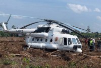 Helikopter jenis MI-8 dengan nomor registrasi EX-08042 milik BNPB yang mendarat di lahan gambut Kelurahan Mendawai Seberang, Kecamatan Arsel, Kabupaten Kotawaringan Barat, Rabu (26/7/2023) pukul 16.00 WITA. (Foto: Istimewa)