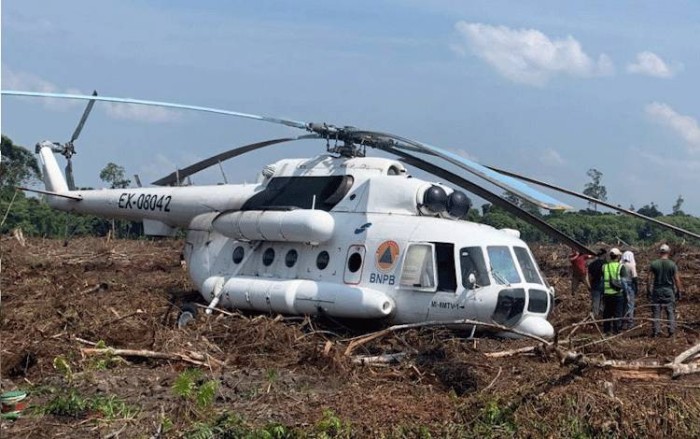Helikopter jenis MI-8 dengan nomor registrasi EX-08042 milik BNPB yang mendarat di lahan gambut Kelurahan Mendawai Seberang, Kecamatan Arsel, Kabupaten Kotawaringan Barat, Rabu (26/7/2023) pukul 16.00 WITA. (Foto: Istimewa)