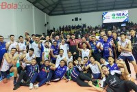 Tim bola voli Indonesia berpose setelah meraih kemenangan di SEA V League 2023 seri pertama bersama Menpora Dito Ariotedjo dan Ketua Umum PP PBVSI Imam Sudjarwo, di Padepokan Voli Jendral Kunarto, Sentul, Bogor, Minggu (23/07/2023). (Foto: BOLASPORTCOM/PUTRI ANNISA)
