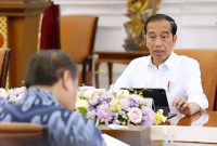 Presiden Joko Widodo menggelar rapat terbatas (Ratas) bersama sejumlah Menteri Kabinet Indonesia Maju terkait antisipasi el nino dan ketersediaan pangan di Istana Merdeka, Jakarta, Senin (10/7/2023). (ANTARA/HO-Biro Pers Setpres Kepresidenan/Lukas)