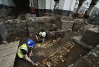 Seorang anggota tim arkeologi memeriksa sisa-sisa kerangka yang ditemukan selama pekerjaan persiapan untuk sebuah hotel baru di Kota Dublin. (Foto: PA Media)