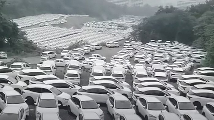 Mobil listrik terbengkalai di China. (Capture: YouTube@serpentza)