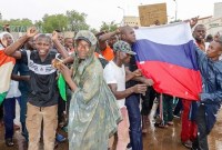 Demonstran pendukung kudeta di Niger mengibarkan bendera Rusia dalam sebuah aksi turun ke jalan. (Foto: ruetir.com/BBC)