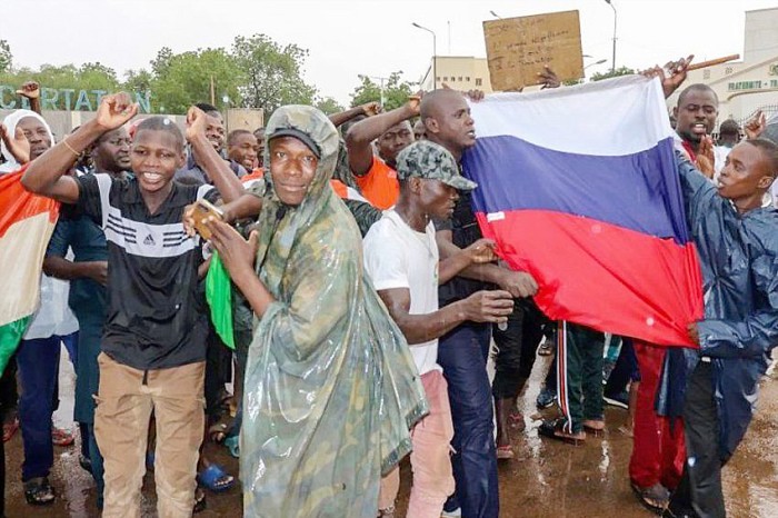 Demonstran pendukung kudeta di Niger mengibarkan bendera Rusia dalam sebuah aksi turun ke jalan. (Foto: ruetir.com/BBC)