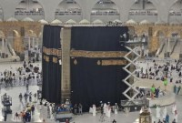 Petugas melakukan penggantian kain penutup Ka'bah atau kiswah di Masjidil Haram, Mekah, Arab Saudi, Rabu (19/7/2023). (Foto: ANTARA/Wahyu Putro A)