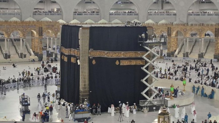 Petugas melakukan penggantian kain penutup Ka'bah atau kiswah di Masjidil Haram, Mekah, Arab Saudi, Rabu (19/7/2023). (Foto: ANTARA/Wahyu Putro A)