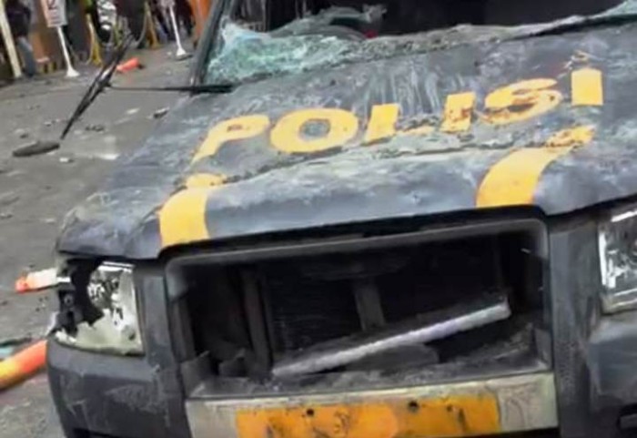 Ilustrasi mobil polisi dirusak