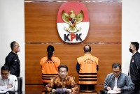 Komisi Pemberantasan Korupsi (KPK) hadirkan Bupati Kapuas Ben Brahim S Bahat dan istrinya, Anggota DPR RI Ary Egahni Ben Bahat, dalam konferensi pers di Gedung Merah Putih KPK, Jakarta, Selasa (28/3/2023). (Foto: ANTARA/Fianda Sjofjan Rassat)