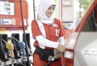 Seorang Operator wanita mengisi Bahan Bakar Minyak (BBM) non subsidi ke pengendara mobil di SPBU. (Capture)