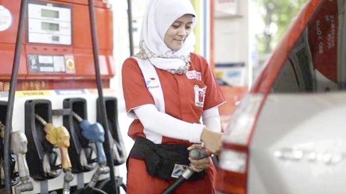 Seorang Operator wanita mengisi Bahan Bakar Minyak (BBM) non subsidi ke pengendara mobil di SPBU. (Capture)