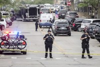 Petugas penyelamat membawa korban setelah tembakan meletus di rute Parade Hari Kemerdekaan Amerika Serikat di Highland Park, pinggiran Chicago, Illinois, Amerika Serikat, Senin (4/7/2022). Sebanyak 6 orang dilaporkan tewas akibat penembakan tersebut. (Photo: Getty Images/Jim Vondruska)