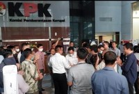 Brigjen Pol Endar Priantoro tiba di gedung KPK disambut tepuk tangan Pegawai KPK dan berencana bertemu pimpinan namun batal karena pimpinan termasuk ketua tidak ada ditempat, Rabu (5/7/2023). (detikcom)