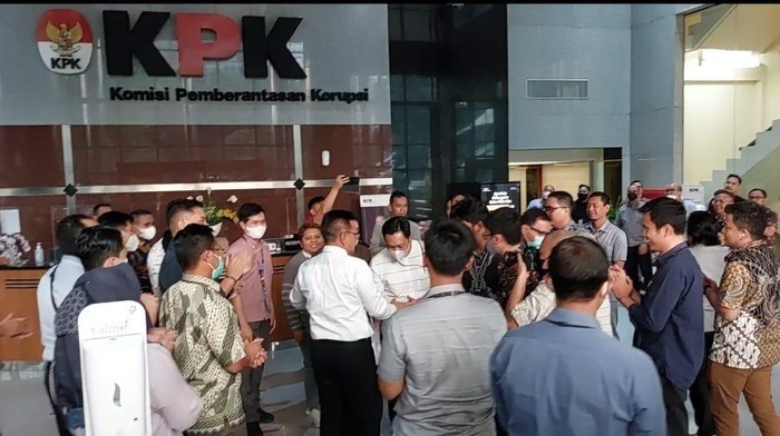 Brigjen Pol Endar Priantoro tiba di gedung KPK disambut tepuk tangan Pegawai KPK dan berencana bertemu pimpinan namun batal karena pimpinan termasuk ketua tidak ada ditempat, Rabu (5/7/2023). (detikcom)