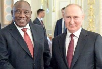 Presiden Rusia Vladimir Putin (kanan) berjabat tangan dengan Presiden Afrika Selatan Cyril Ramaphosa (kiri) setelah pertemuan dengan delegasi para pemimpin Afrika di Istana Constantine (Konstantinovsky) di Strelna, di luar Saint Petersburg, Sabtu (17/6/2023) lalu. (Foto: Evgeny Biatov/RIA NOVOSTI/AFP)
