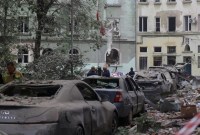 Tim penyelamat bergegas mencari korban di lokasi bangunan tempat tinggal yang terkena serangan rudal Rusia, di tengah invasi Rusia di Ukraina, di Lviv, Jumat (7/7/2023).(FotoL REUTERS)