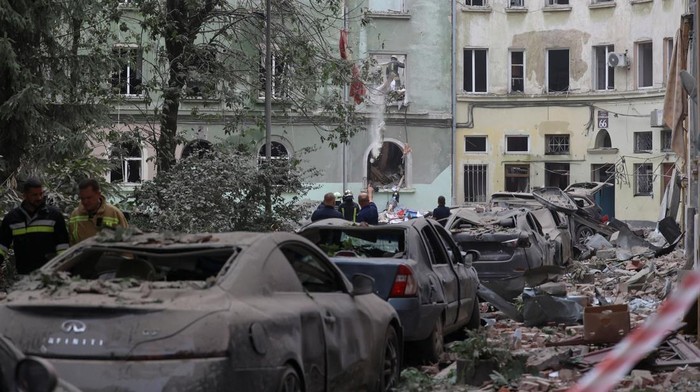 Tim penyelamat bergegas mencari korban di lokasi bangunan tempat tinggal yang terkena serangan rudal Rusia, di tengah invasi Rusia di Ukraina, di Lviv, Jumat (7/7/2023).(FotoL REUTERS)
