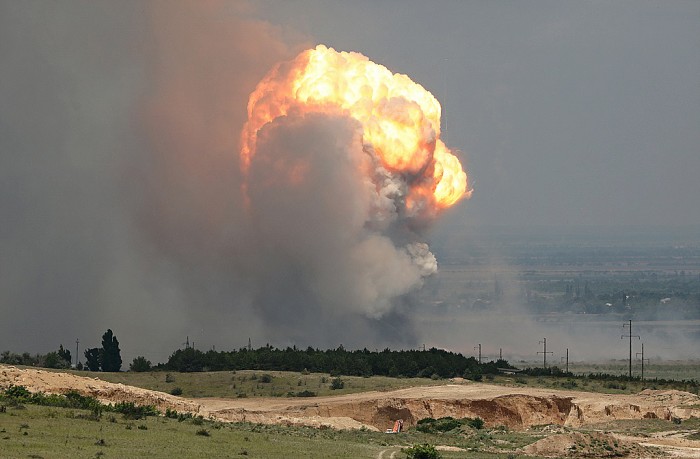 Kebakaran gudang amunisi Rusia di Semenanjung Crimea yang diduduki ini memaksa lebih dari 2.000 warga sipil dievakuasi dan mengharuskan pihak berwenang menutup sejumlah jalan raya terdekat, Selasa (18/7/2023). (Foto: SkyNews)