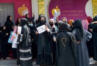 Sejumlah perempuan Afghanistan turun ke jalan memprotes kebijakan Taliban menutup salon rambut dan kecantikan. (Foto: The Telegraph)