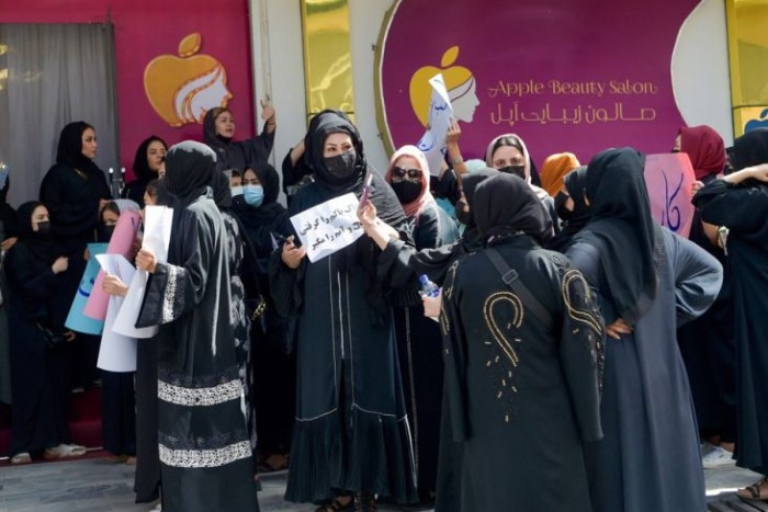 Sejumlah perempuan Afghanistan turun ke jalan memprotes kebijakan Taliban menutup salon rambut dan kecantikan. (Foto: The Telegraph)