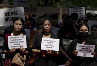 Para demonstran di India menuntut mundurnya pejabat tinggi Manipur, yang menjadi lokasi dua wanita diarak bugil dan diperkosa massal saat konflik antaretnis marak pada awal Mei lalu. (AP Photo/Altaf Qadri)