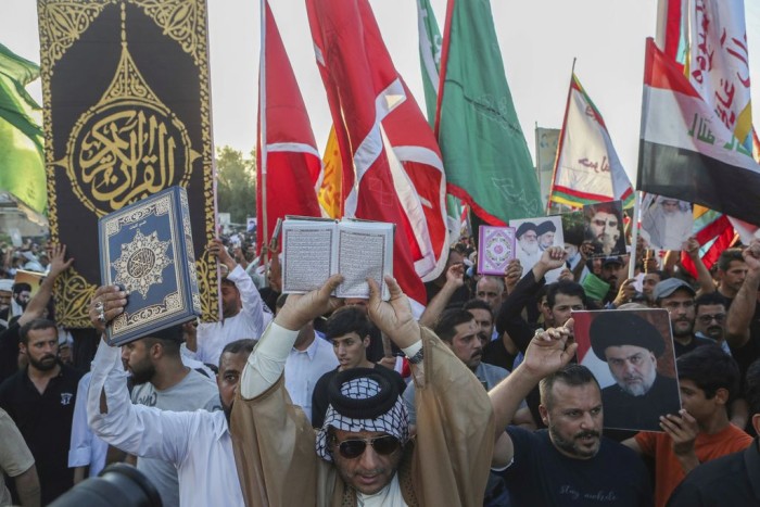 Pendukung ulama muslim Syiah Muqtada al-Sadr menggelar protes di Basra, Irak, Kamis (20/7/2023) pagi. Hal ini dilakukan sebagai bentuk protes pembakaran Al-Quran di Swedia. (AP PHOTO)