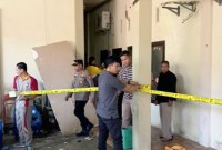 Pemasangan garis polisi pada lokasi terjadinya ledakan di Kamar Kos Sahda Yusuf (26) di kabupaten Wajo, Sulawasei Selatan. (Foto: Istimewa)