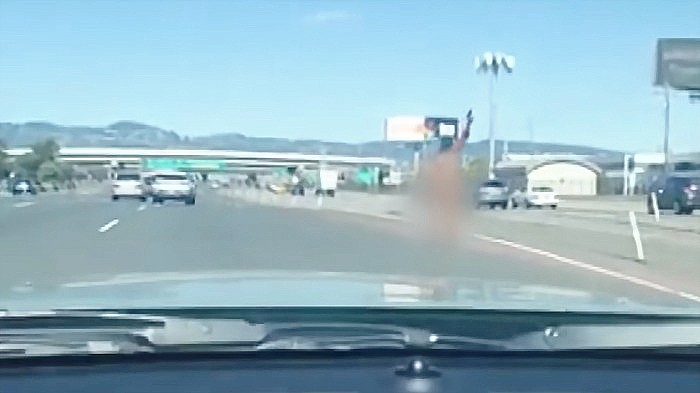 Wanita tanpa busana tembaki mobil lain di jalan raya. (Capture: KPIX/CBSNewsBayArea)