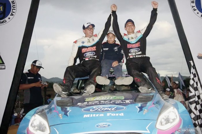 Pebalap Kalimantan Selatan Rihans Variza bersama co-driver Anthony Sarwono dari HRVRT BGM HBM BMB FORD saat selebrasi menjadi juara pertama pada Kejurnas Kejurnas 