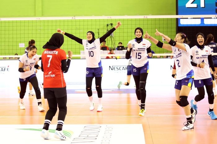 Timnas voli putri Indonesia merayakan poin saat menghadapi Thailand pada putaran kedua SEA V League 2023, (SEAVLEAGUE.COM)