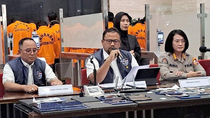 Direktur Tindak Pidana Siber Bareskrim Polri Brigjen Adi Vivid memberikan keterangan konferensi pers dalam penggerebekan markas judi online di wilayah Denpasar, Bali. dan 31 tersangka ditangkap dalam penggerebekan tersebut, Rabu (30/8/2023).(Foto: VOI-Rizky Adytia)
