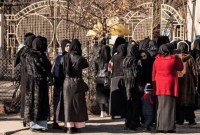 Mahasiswa Afghanistan di luar Universitas Kabul. Taliban memberlakukan banyak pembatasan terhadap perempuan dan anak perempuan yang menyulitkan, bahkan tidak mungkin, bagi mereka untuk belajar ke luar negeri dan mendapatkan penghasilan. (Saudigazette)